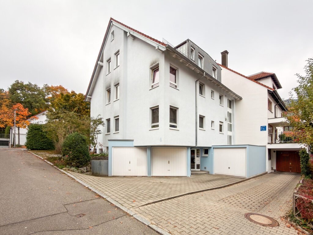Hausansicht, Stellplätze links am Haus