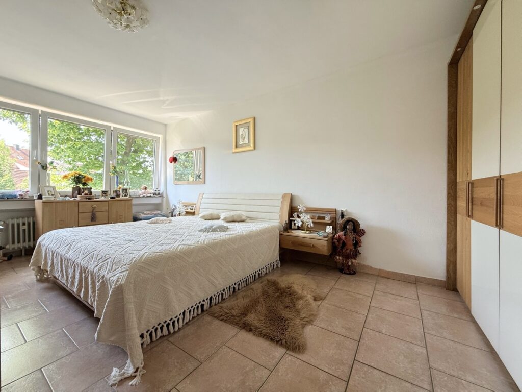 großzügiges Schlafzimmer