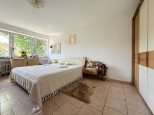 großzügiges Schlafzimmer