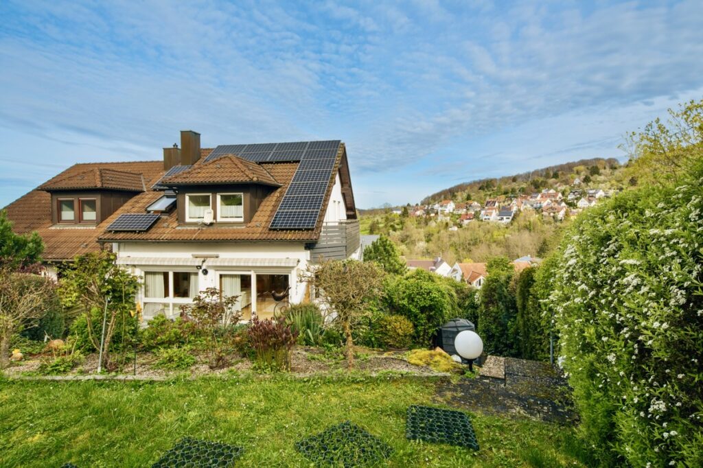 Hausansicht mit Garten