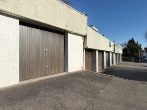Garage mit Stellplatz davor
