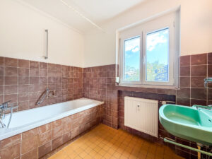 Tageslichtbad mit Badewanne