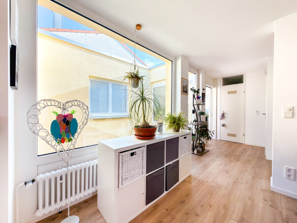 Essbereich mit Blick in den Flur