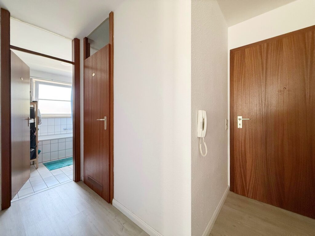 Flurbereich mit Blick in das Badezimmer