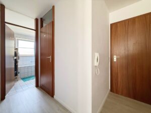 Flurbereich mit Blick in das Badezimmer