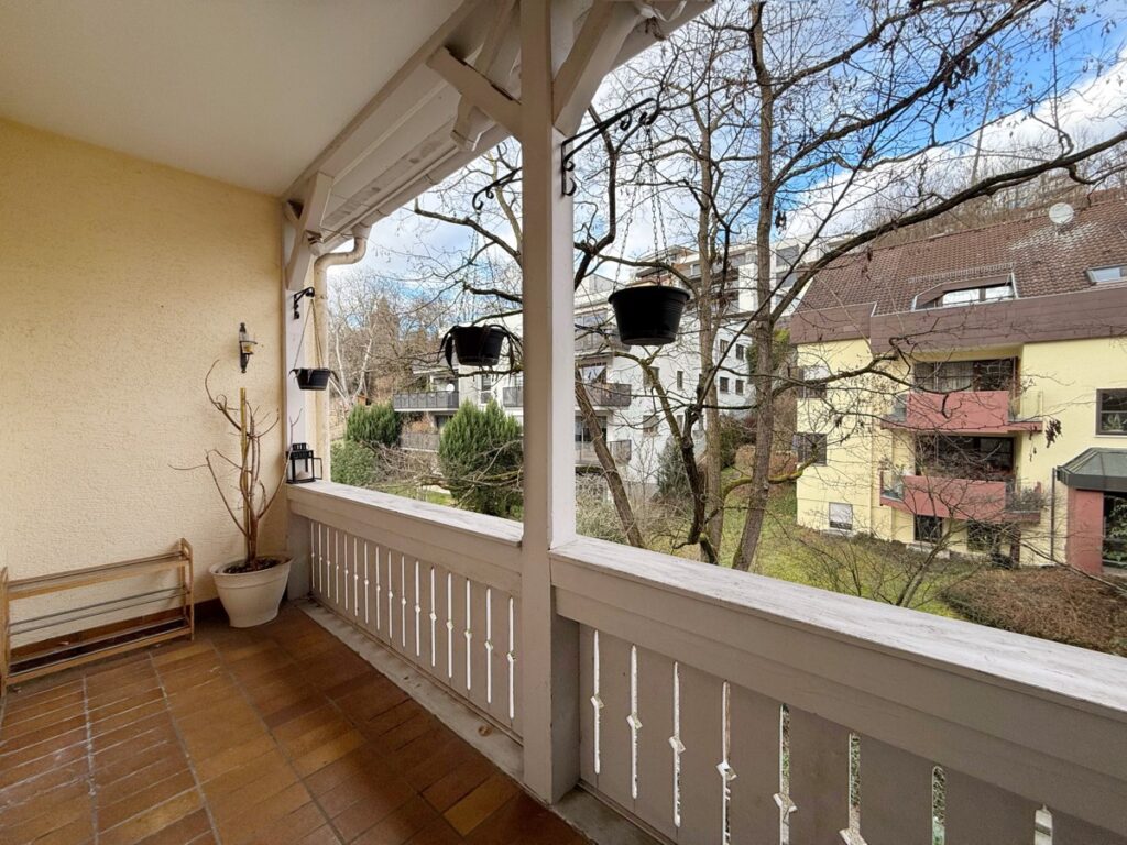 Überdachter Balkon