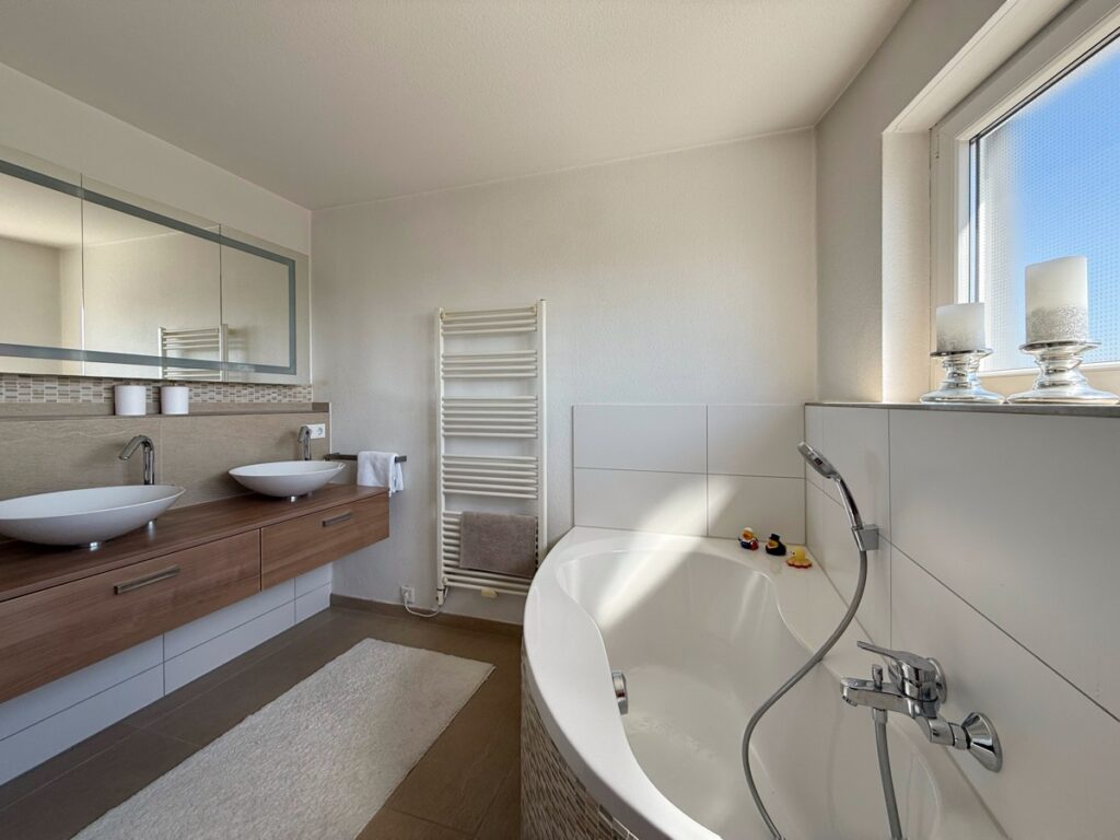 Modernes Badezimmer
