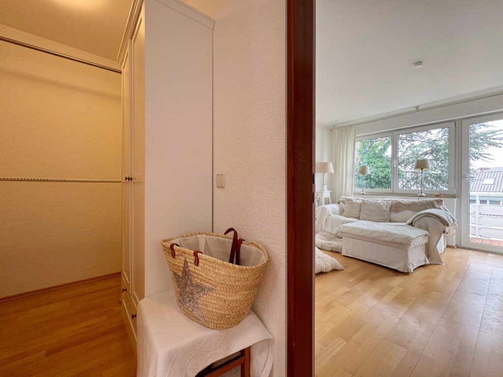 Flur mit Blick in das Gästezimmer