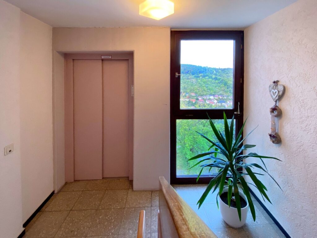Aufzug im Treppenhaus