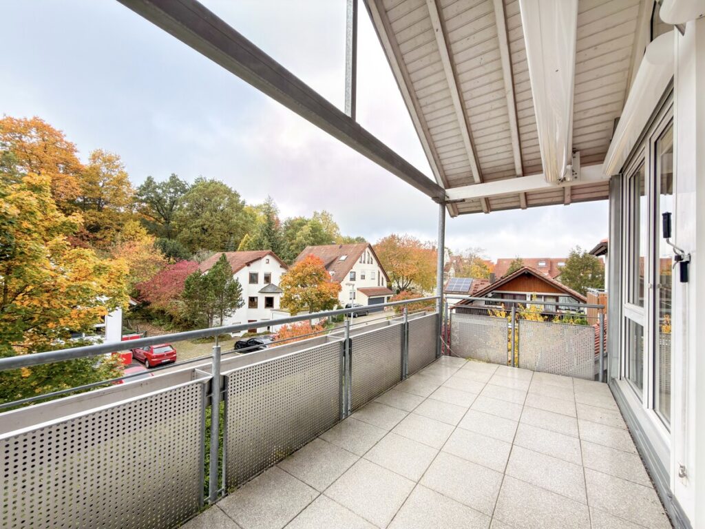 Überdachter Balkon mit Markise