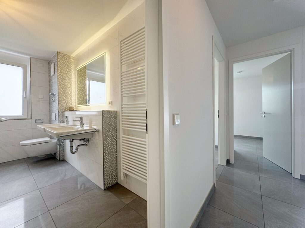 Flurbereich mit Blick in das Badezimmer