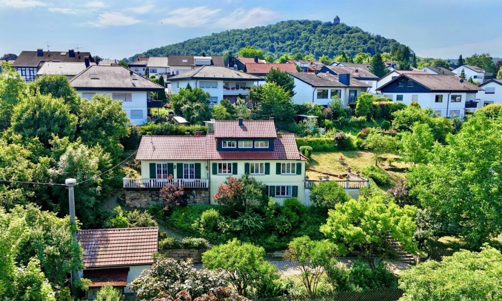 Hausansicht und Umgebung