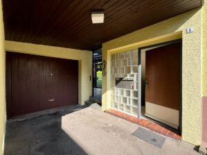 Einfahrt mit Blick auf den Eingang, das Gartentor und die Garage
