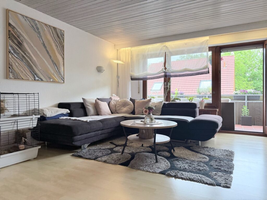 Wohnbereich mit Zugang zum Balkon
