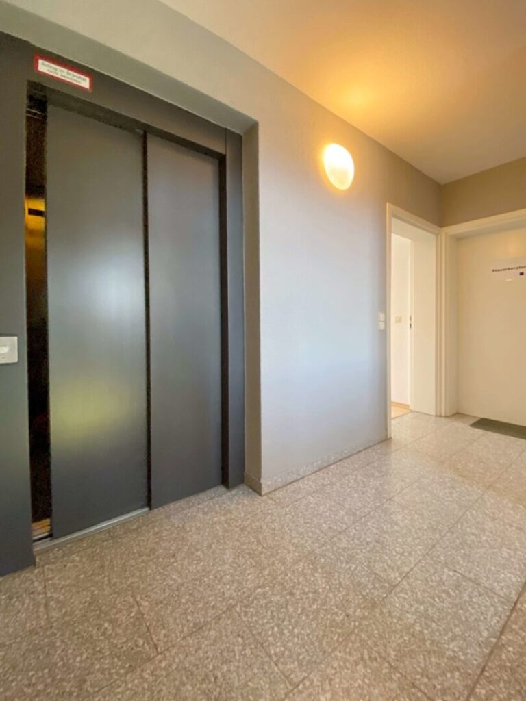 Aufzug und Wohnungstüre