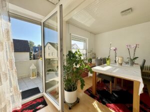 Wohn- & Essbereich mit Blick auf den Balkon Wohnung Obergeschoss