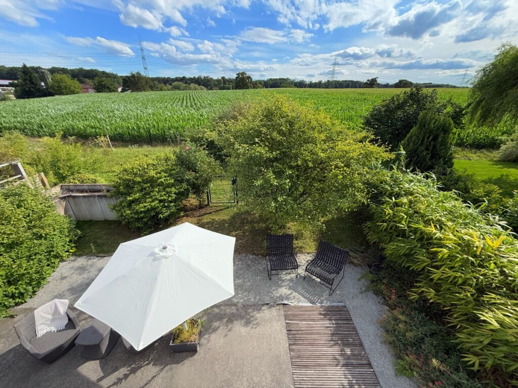 Blick auf die großzügige Terrasse