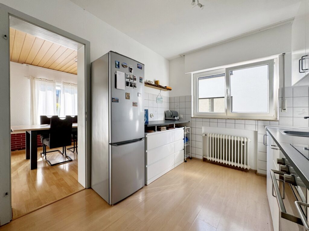 Küche mit Blick in den Essbereich Wohnung Hochparterre