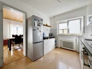Küche mit Blick in den Essbereich Wohnung Hochparterre