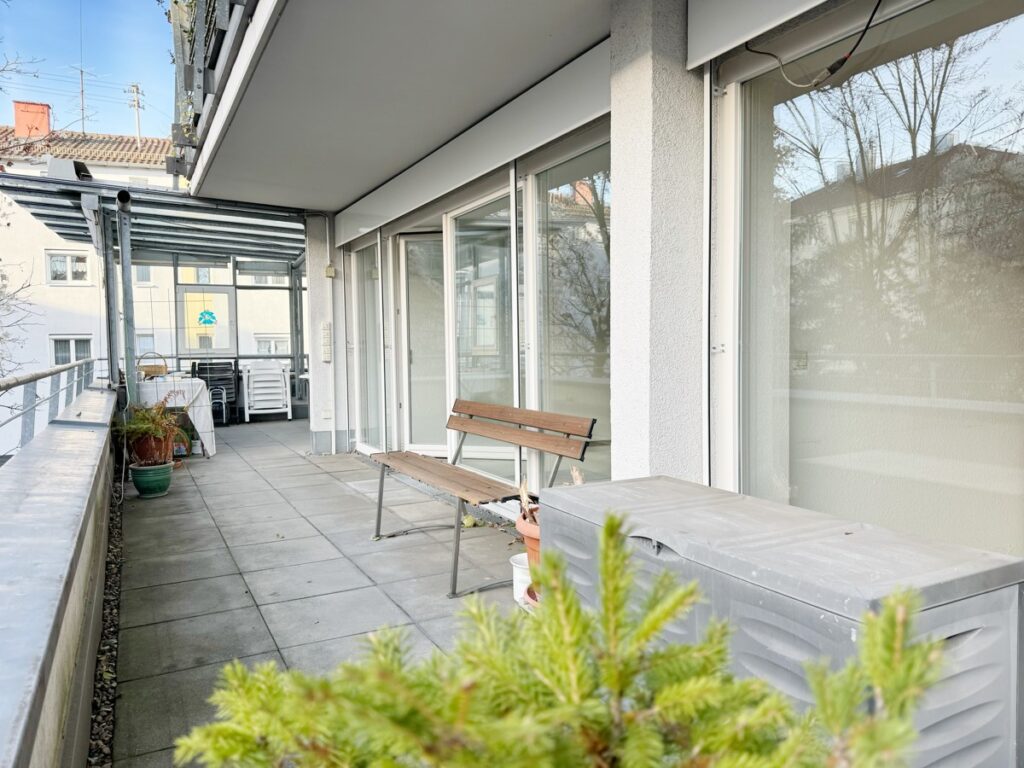 teilüberdachter Balkon