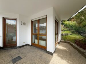 Terrasse mit kleinem Gartenanteil
