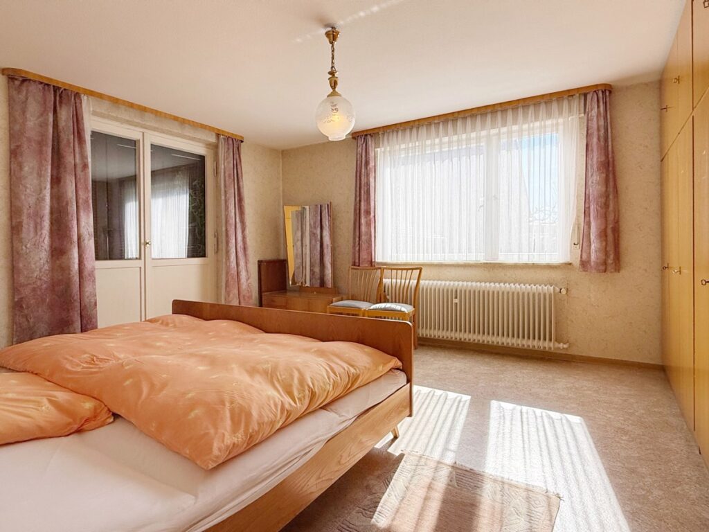 Zimmer EG mit Fenstertüren zum Hof