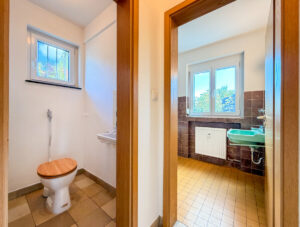 Flur mit Blick ins Bad und ins WC