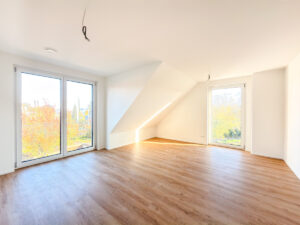 Großes Zimmer mit französischem Balkon