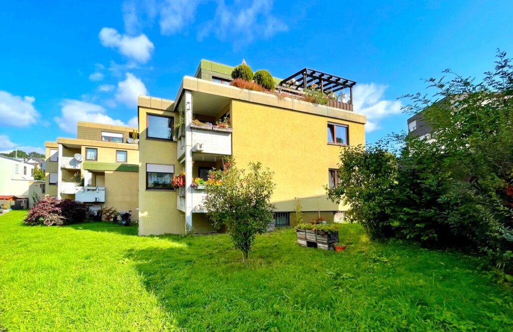 Hausansicht und Garten
