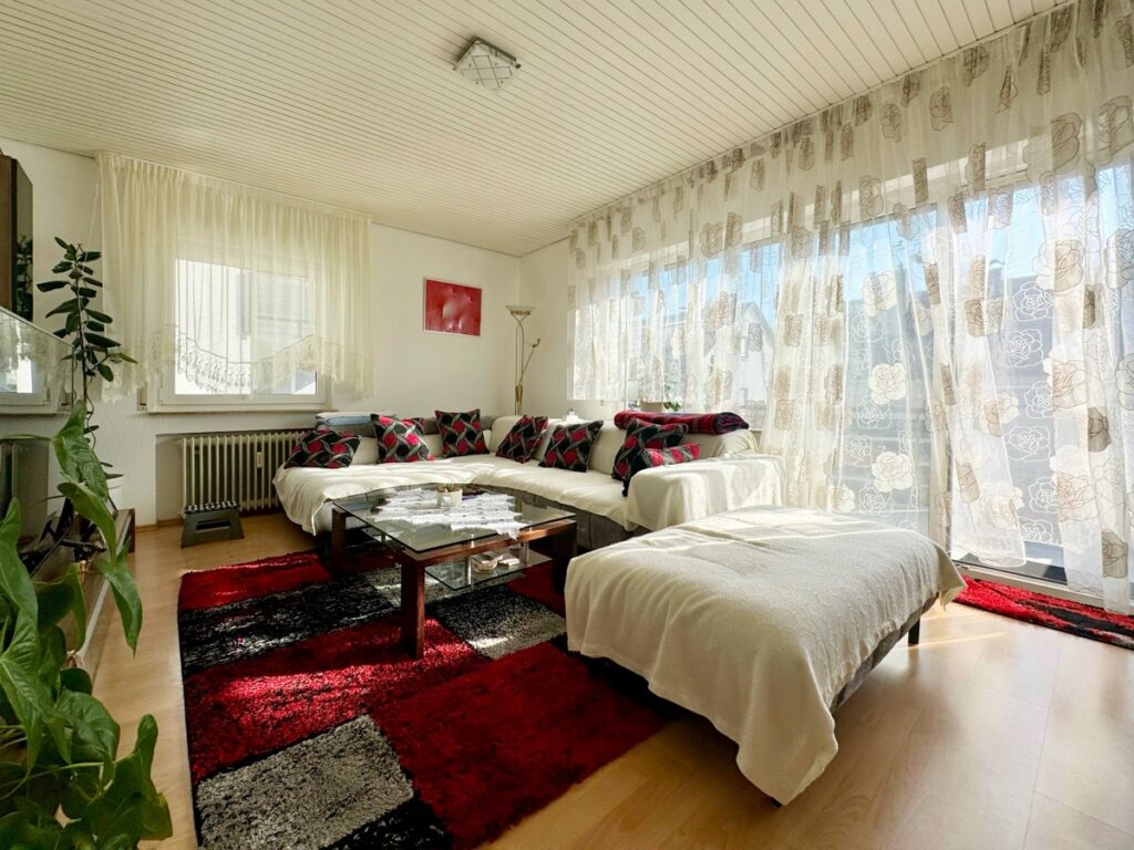 Wohnbereich mit Zugang zum Balkon