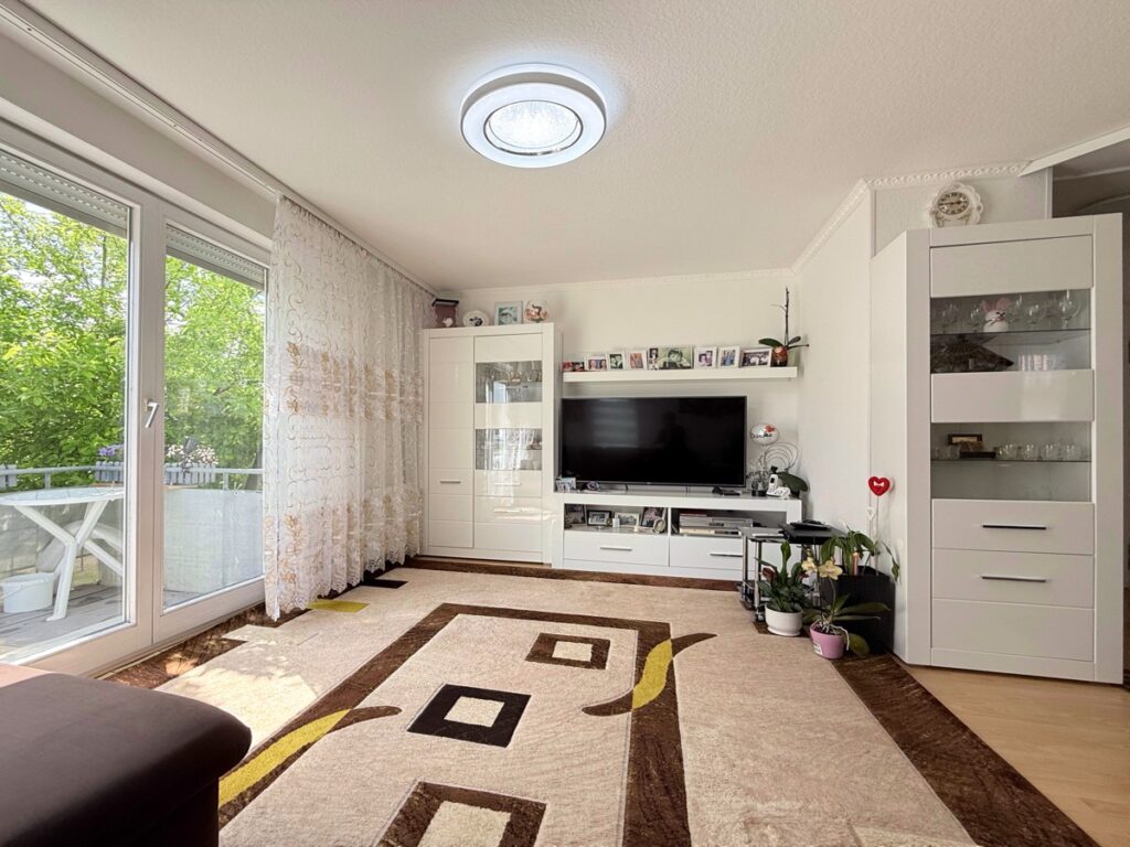 Wohnzimmer mit Zugang Balkon