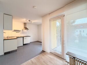 Blick vom Wohnbereich in die Küche