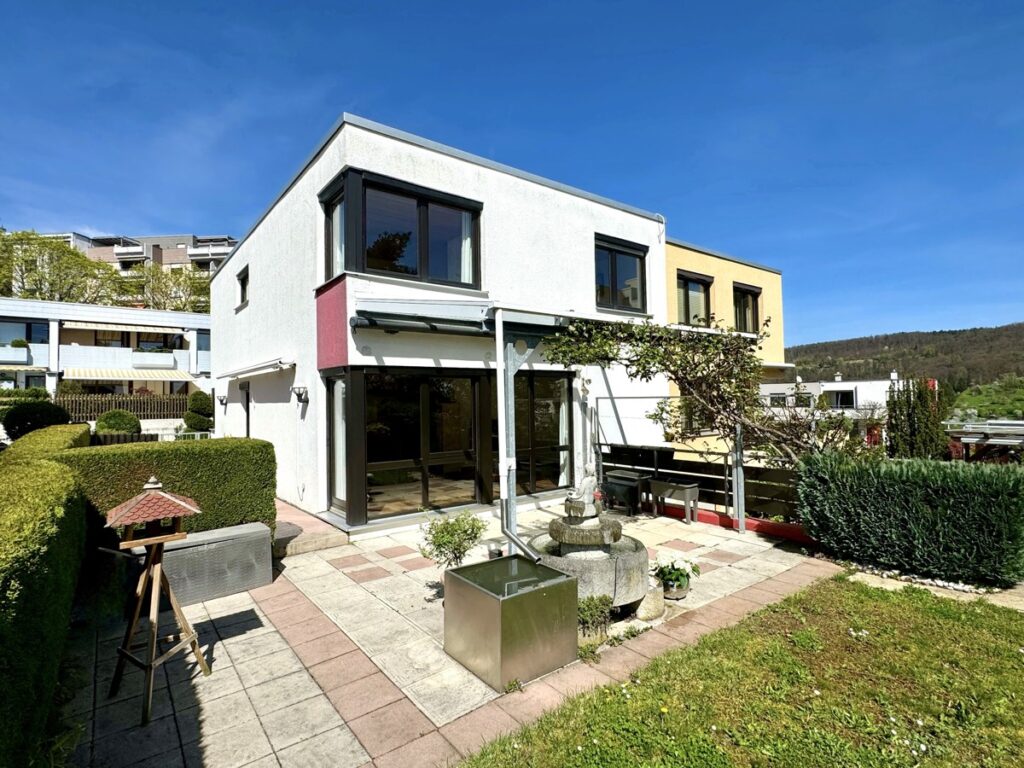 Hausansicht mit Terrasse und Garten