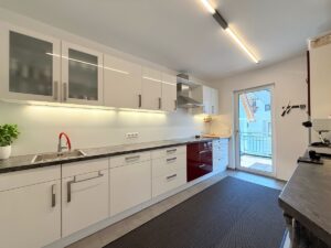 Küche mit Zugang zur Terrasse