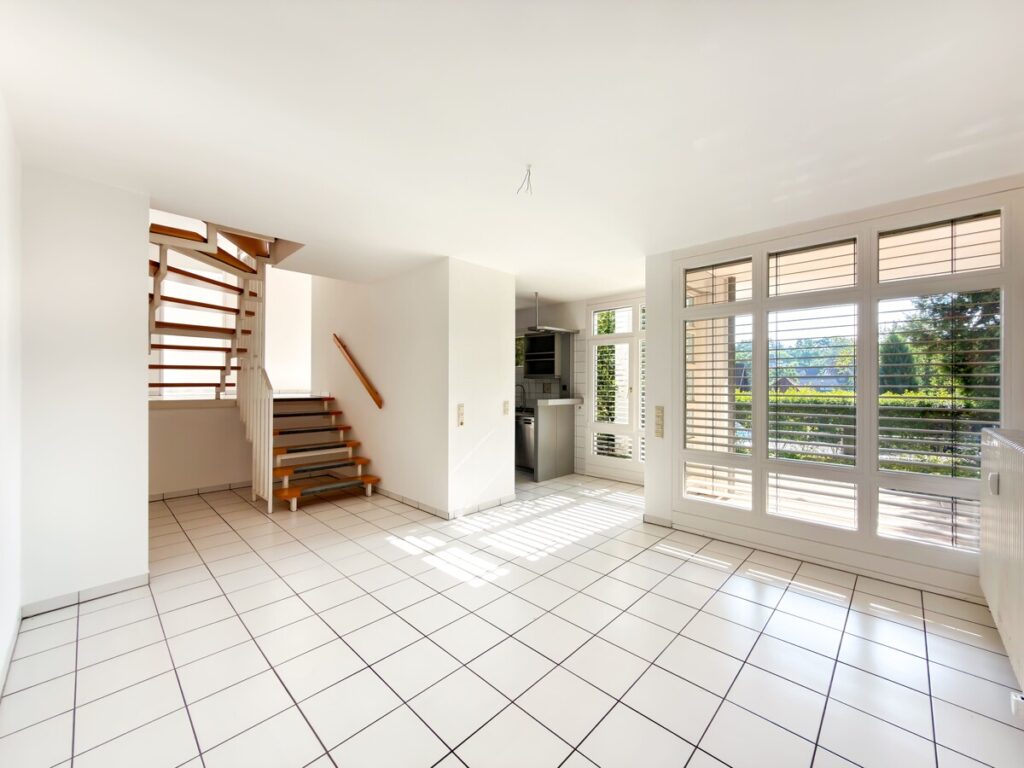 Essbereich mit Blick auf die Terrasse und den privaten Garten