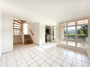 Essbereich mit Blick auf die Terrasse und den privaten Garten