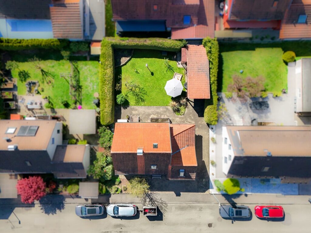 Hausansicht mit Garten
