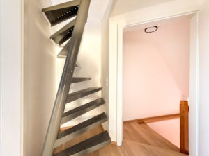 Moderne Platzspartreppe auf die Galerie