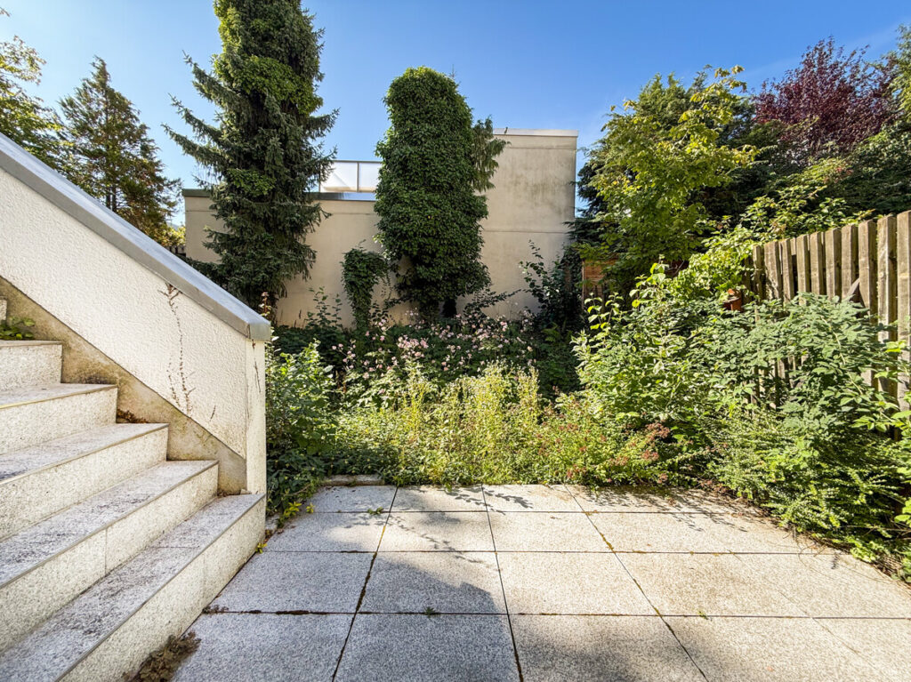 Terrasse mit Zugang in den Garten