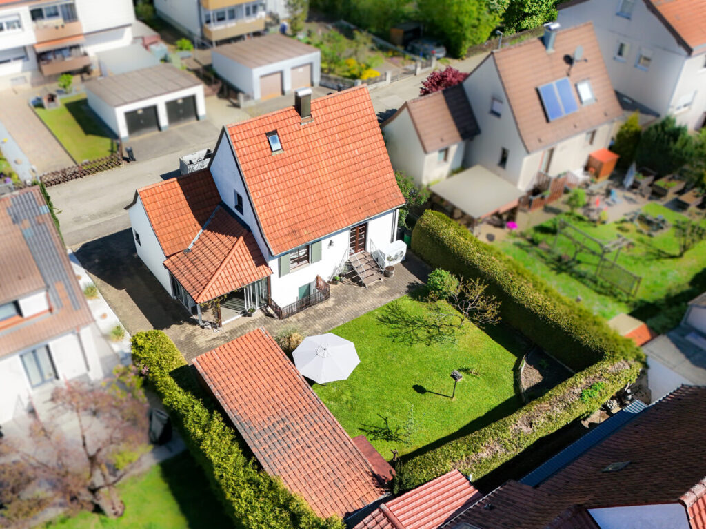 Hausansicht mit Garten