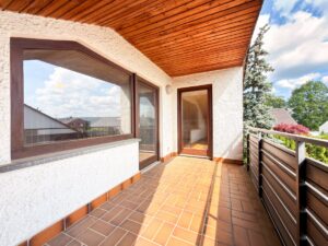 DG Überdachter Balkon mit zwei separaten Zimmerzugängen