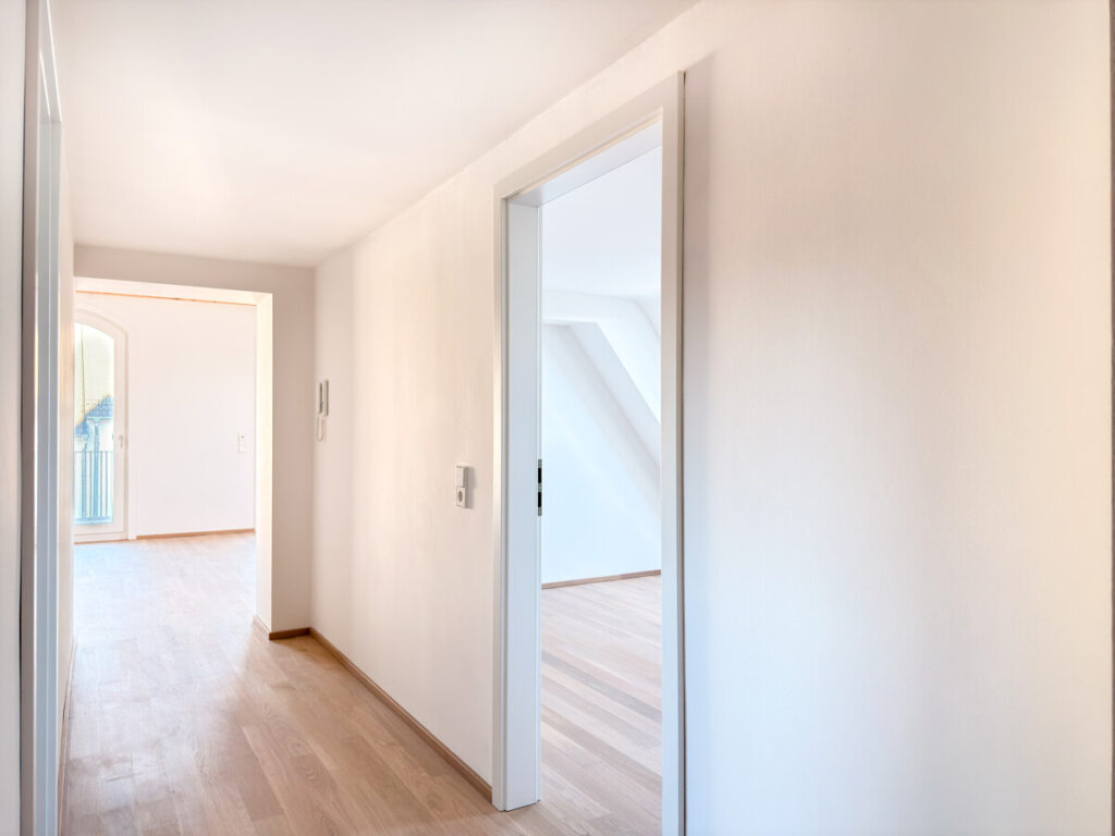 Flur mit Blick in den Wohnbereich