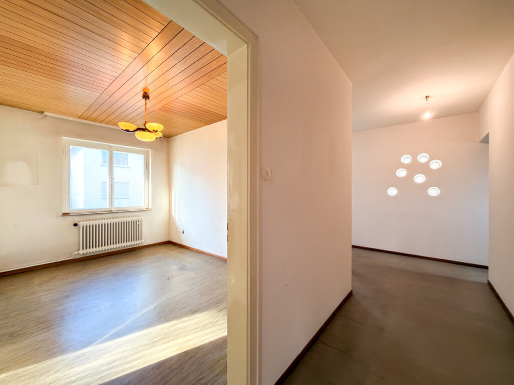 Flurbereich im OG mit Blick ins Arbeits- oder Gästezimmer