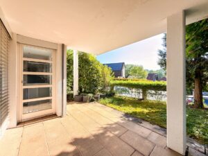 Überdachte Terrasse im Gartengeschoss