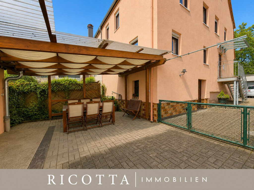 Überdachte Terrasse und Hausansicht