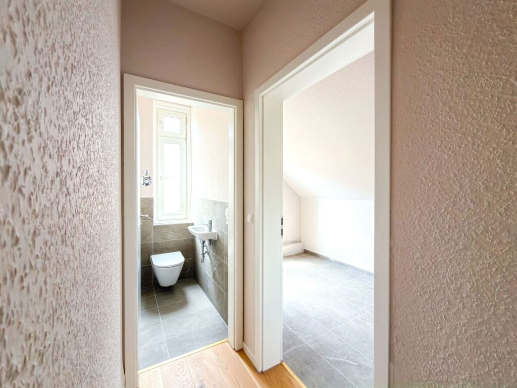 Separates WC und modernes Badezimmer