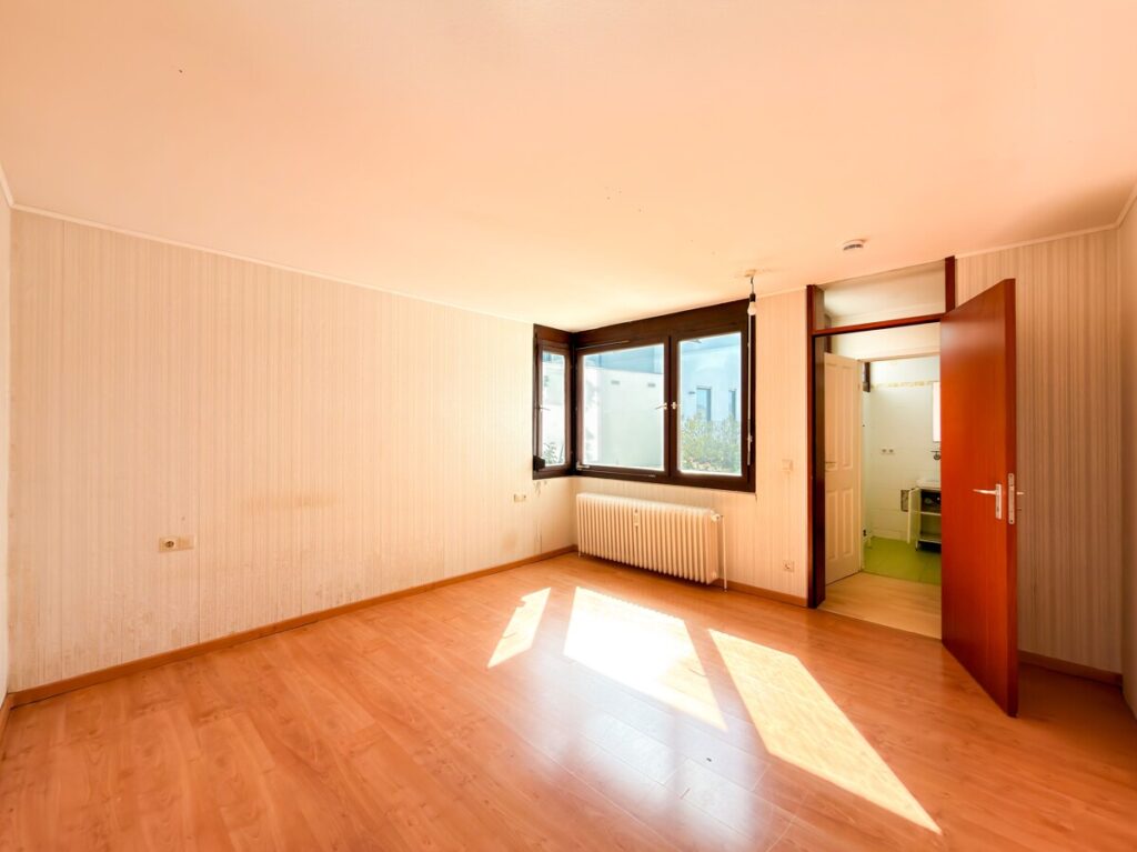 Großzügiges Schlafzimmer