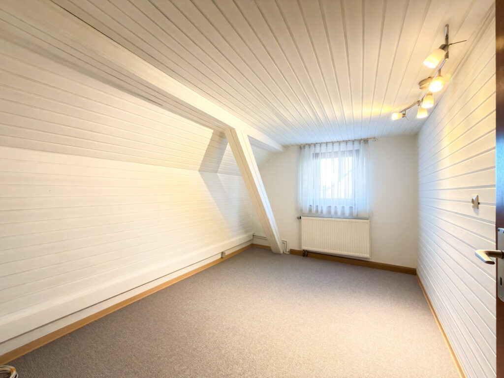 3. OG Zimmer links