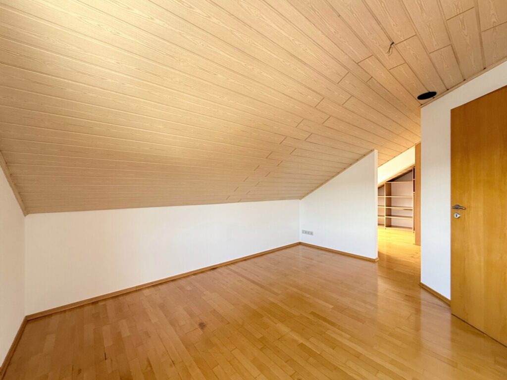 Schlafzimmer mit angrenzender offerner Ankleide