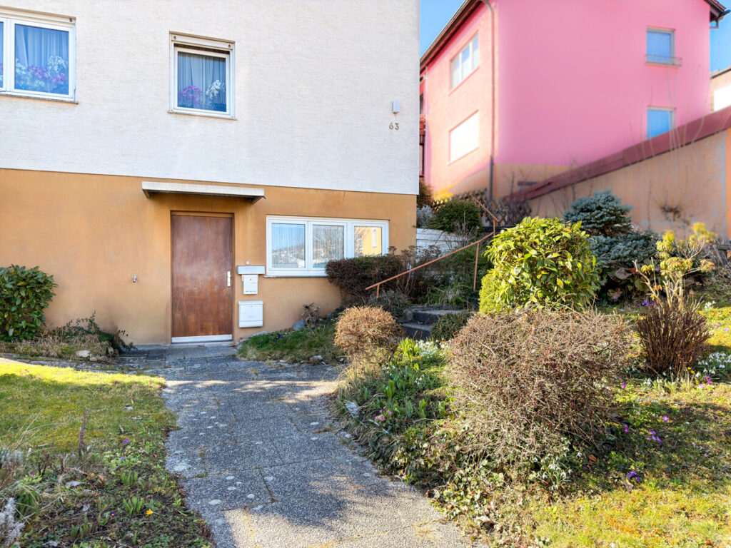 Hauszugang und seitlicher Hauseingang